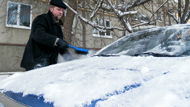 Наш ответ циклону Ване: Московский водитель показал простой лайфхак - снег побеждён