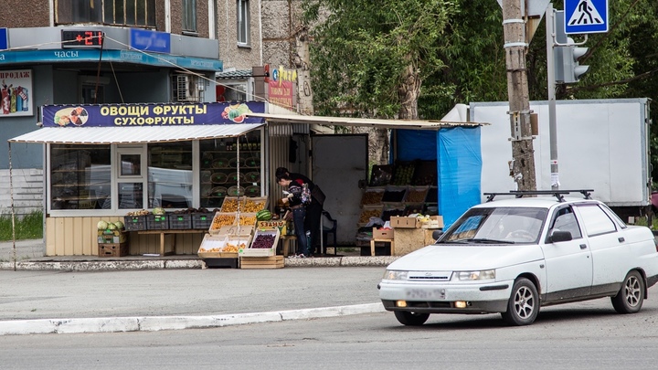 Нелегальные киоски в Челябинске снесли и через сутки снова вернули на место