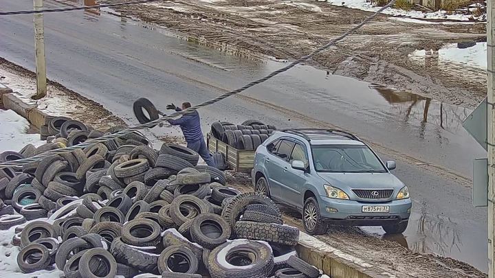 Система «Безопасный город» выявила незаконно выкидывающих старые шины ивановцев