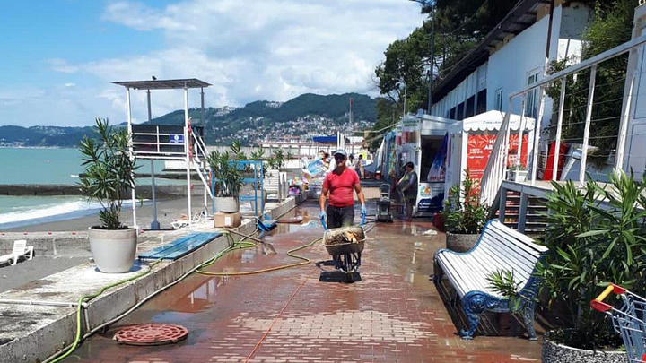 Большую часть пляжей Сочи 25 июля открыли для купания