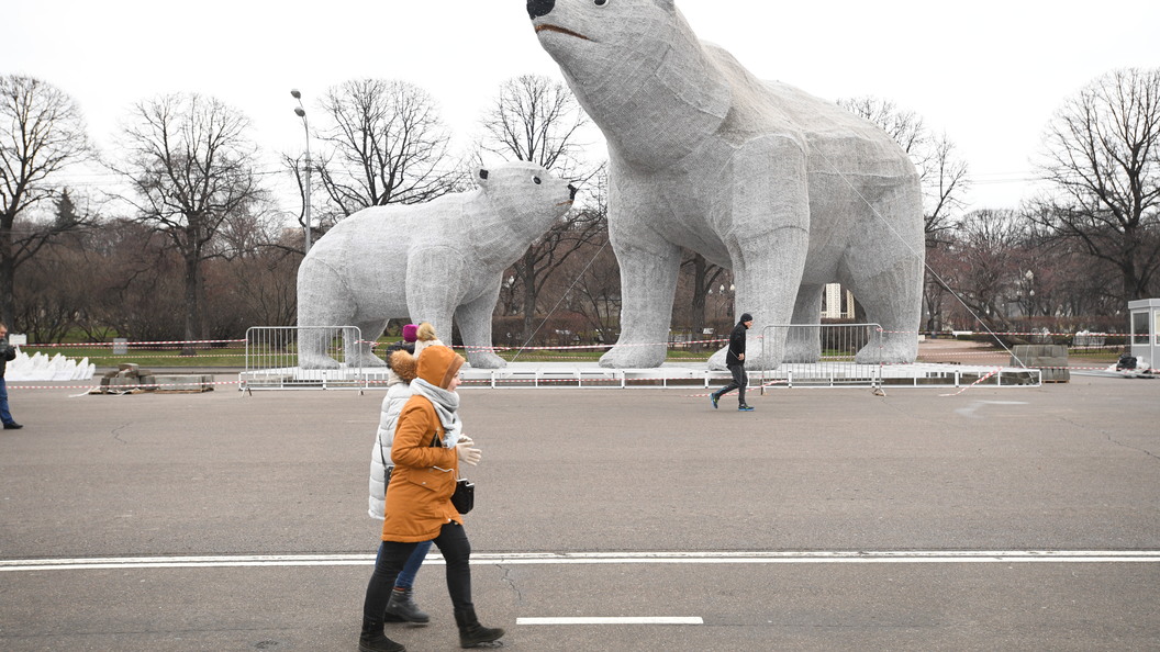 Фигуры на московской. Парк Горького Москва медведи. Медведи в парке Горького 2020. Парк Горького Тюмень. Умка в парке Горького.