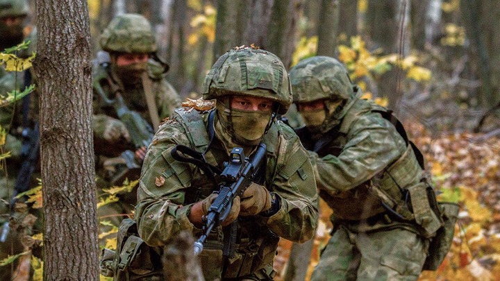 Разгадан хитрый приём русского спецназа: Почему за плечи?