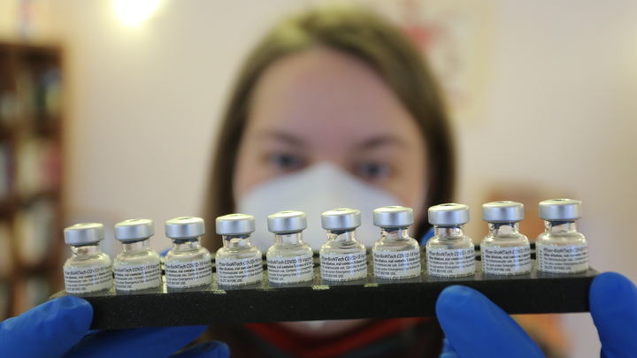 На привитых до смерти закрыли глаза. Pfizer объяснила заморозку поставок от BioNTech