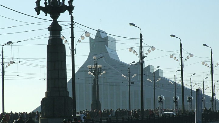 Латвийская певица не сдержала слёз, увидев нищую девочку, продающую огурцы на улице