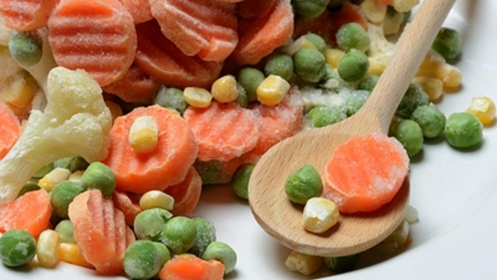 Выкиньте это немедленно! Какие фрукты и овощи нельзя замораживать