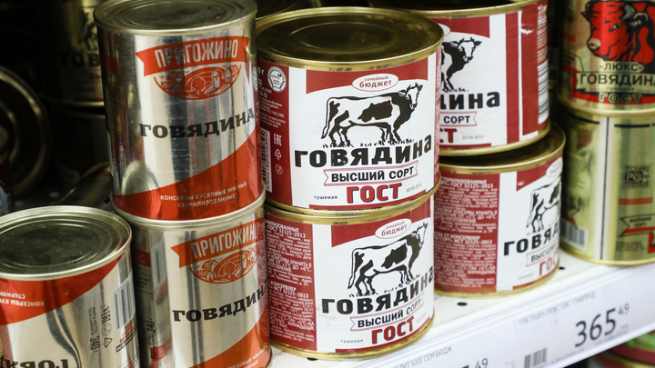 Вместо мяса гель, волосы и бумага: что обнаружили в тушенке из магазинов Петербурга