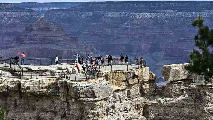 Школьник сорвался с 30-метровой скалы в Гранд-Каньоне. Толпа ахнула