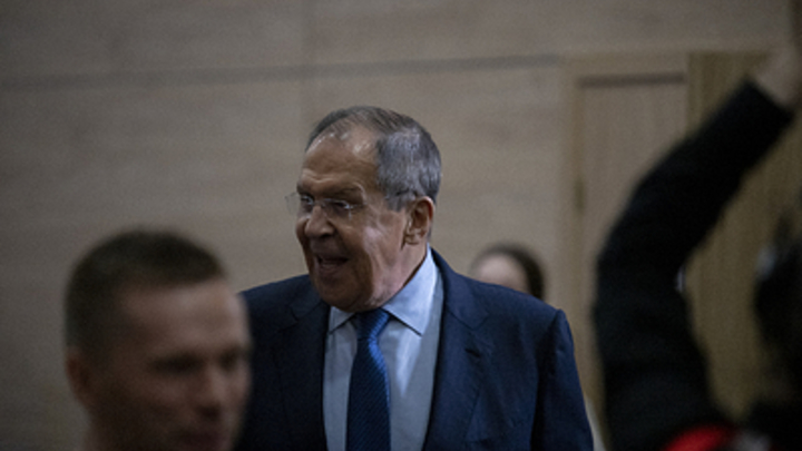 Лавров одним ловким манёвром поднял два десятка человек с колен