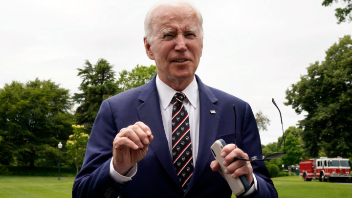 Байден накликал себе беду. Президент США упал сразу же после шутки про возраст