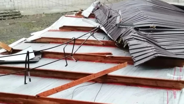 В Крымском районе штормовой ветер сорвал крышу со здания школы