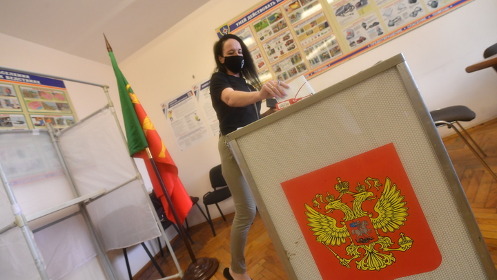 Подвоз избирателей на участок зафиксировали в Бердске