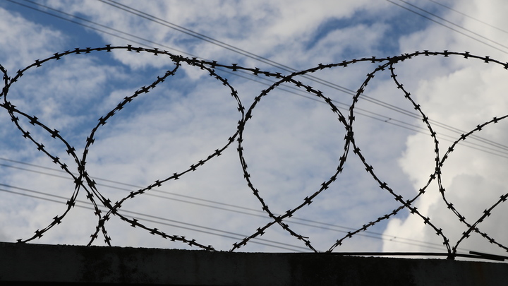 Арестант чуть не задушил соседа по камере и напал на сотрудника СИЗО в Москве