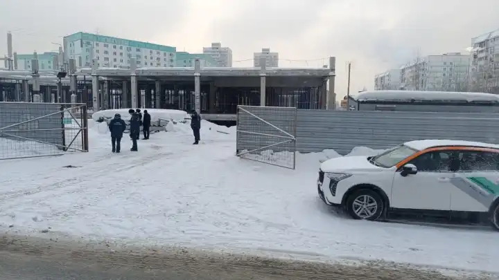В Новосибирске обрушилась часть конструкций недостроенной школы в Плющихинском жилмассиве