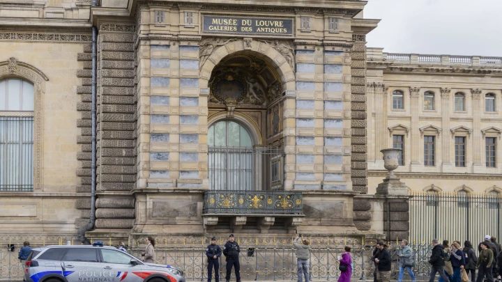 Задержаны двое налётчиков, вынесших из Лувра драгоценности на 88 млн евро Задержаны двое налётчиков, вынесших из Лувра драгоценности на 88 млн евро