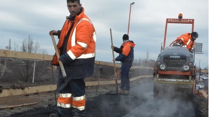 Неожиданно: Спустя месяц после закрытия моста на Малиновского для людей сделали дорожку и освещение