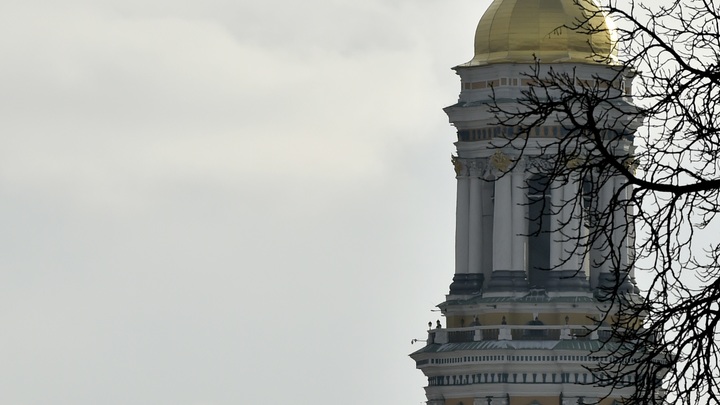 Певчая, молившаяся на коленях у Киево-Печерской Лавры, опровергла слухи о задержании СБУ