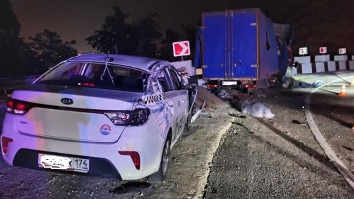 В Сочи два автомобиля врезались в бетонные ограждения