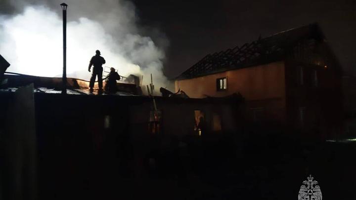 Два дома и гараж с машиной пострадали в ночном пожаре в Кировском районе Новосибирска