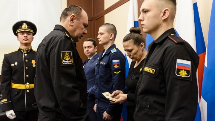 В Североморске семье погибшего бойца СВО Дениса Васильченко вручили Золотую Звезду Героя России