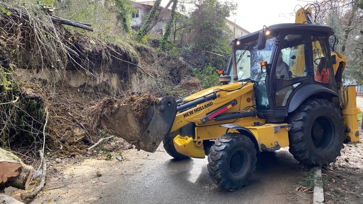 В сочинском микрорайоне Блиново ограничили движение транспорта из-за сошедшего оползня