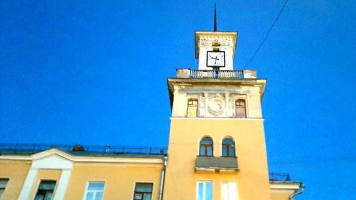 В Миассе остановилось время: городские часы обещают починить в 2045 году