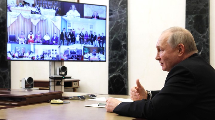 Многодетная семья Букреевых из Новосибирска спела для президента России