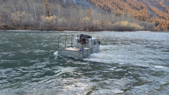 Житель Алтая погиб, спасая вещи из тонущего в реке автомобиля