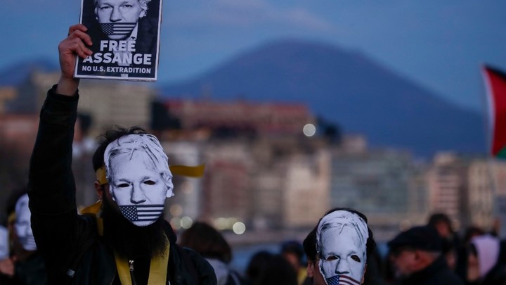 Свобода или смерть: Волна протестов в Европе - народ вступился за Ассанжа