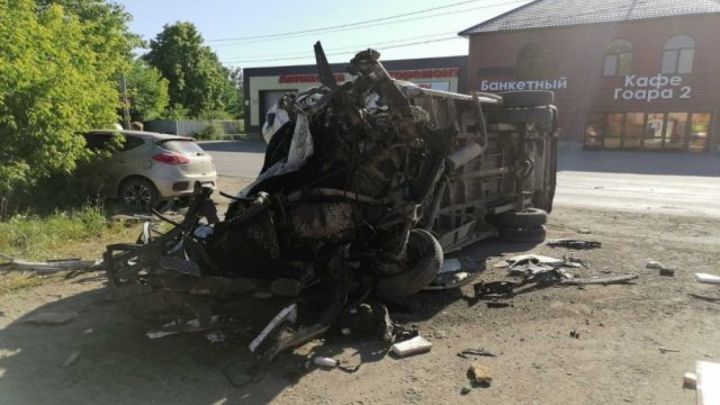 В Челябинской области в тройном ДТП погиб опытный водитель микроавтобуса