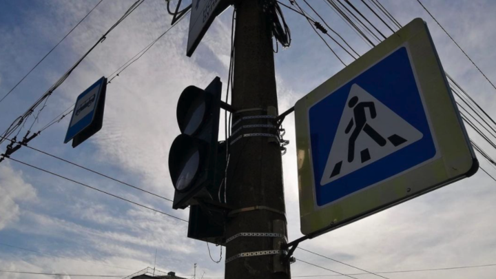 В Челябинске сломался светофор на оживленном перекрестке