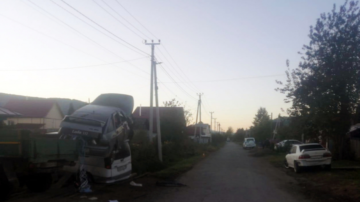 В Горно-Алтайске нетрезвый подросток приземлился на крышу иномарки за рулём другого автомобиля