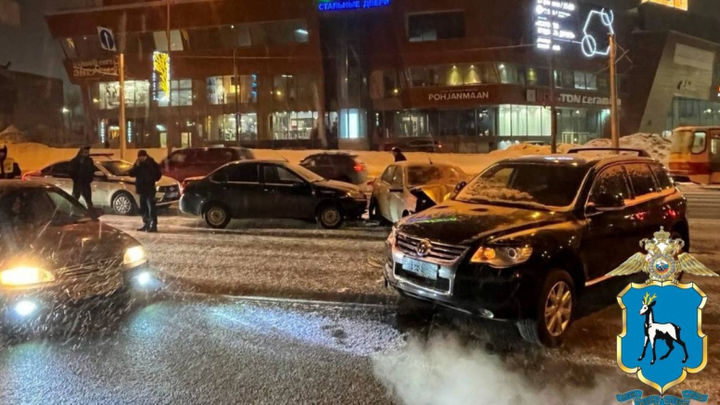 Столкновение трёх авто спровоцировало огромную пробку на Ново-Садовой в Самаре