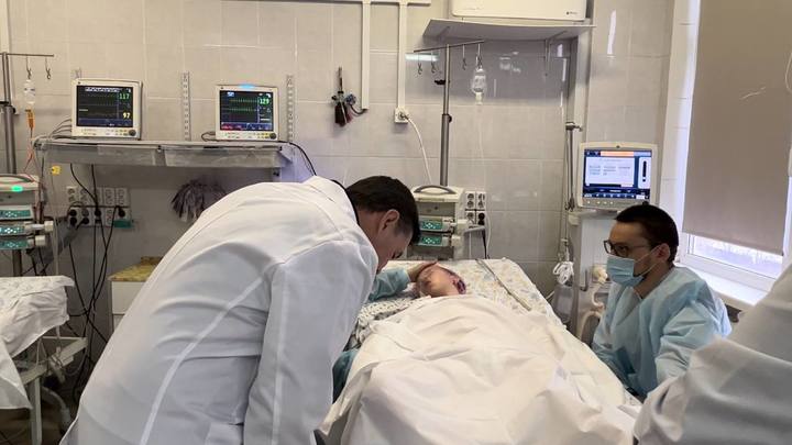 Мать девочки, которую изрезали ножом в школе в Химках, рассказала о состоянии дочери