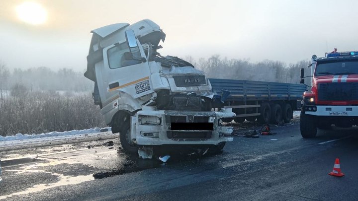 Смертельная авария с участием трёх грузовиков произошла на новосибирской трассе