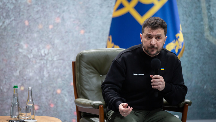 AT: Зеленский сбежал в Японию накануне падения Бахмута