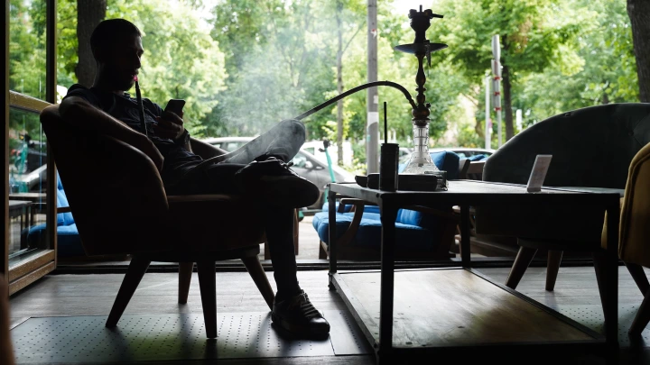 Рассадник всякой заразы: эксперт ВОЗ выступил за запрет кальянов в России