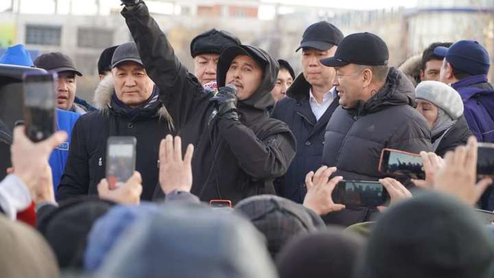 Ни на казахском, ни на русском. Сильный акцент выдал бунтовщиков в Алма-Ате