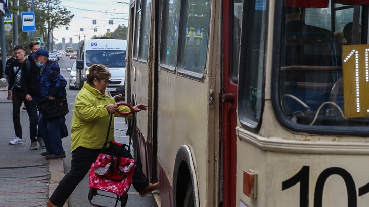 В Челябинске троллейбус разбил лобовое стекло, столкнувшись с автобусом