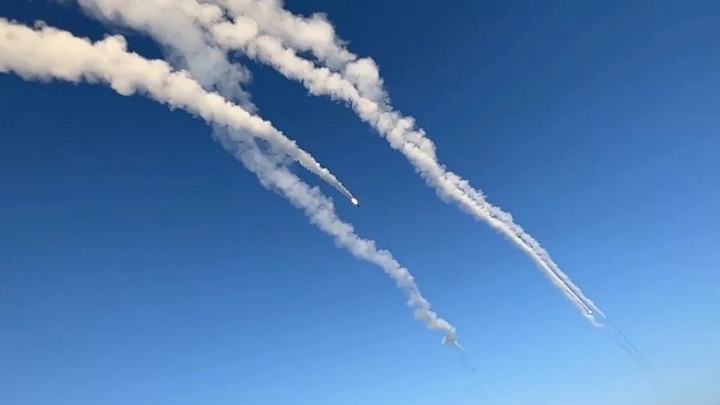 Кто это сделал? Жителей Ростова-на-Дону испугал белый след в небе ранним утром