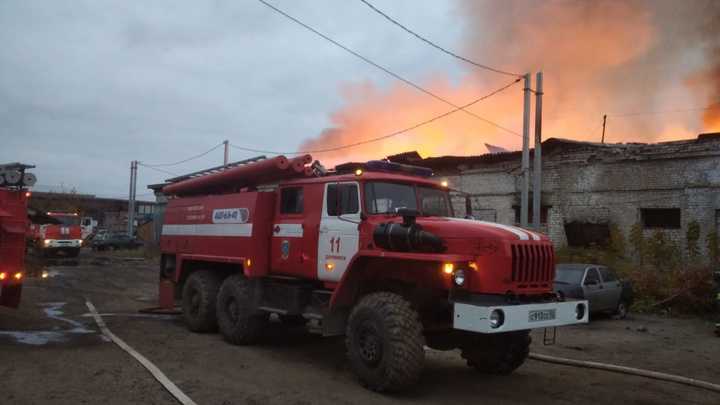 В Дзержинске на складе произошел пожар на площади 900 кв. м