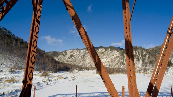 Мост по дороге на Красную Поляну открыт для движения после чистки от наледи