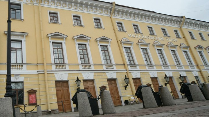 COVID-диссиденты: театры Санкт-Петербурга, наплевав на ограничения, продают билеты на Новый год