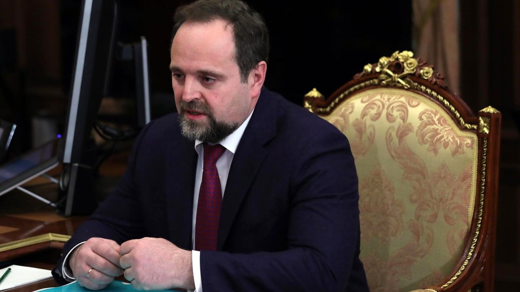 Глава Минприроды вилами разгребал мусор под Владимиром Глава Минприроды вилами разгребал мусор под Владимиром