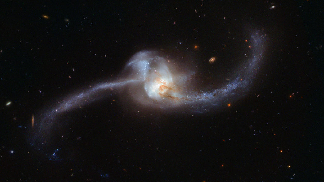 NASA показало миру фото взрывающейся галактики NASA показало миру фото взрывающейся галактики