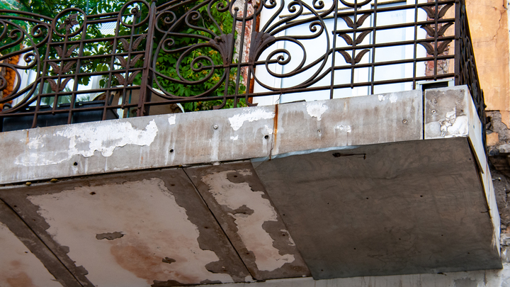 В центре Краснодара рядом с пешеходом частично обрушился балкон многоэтажки