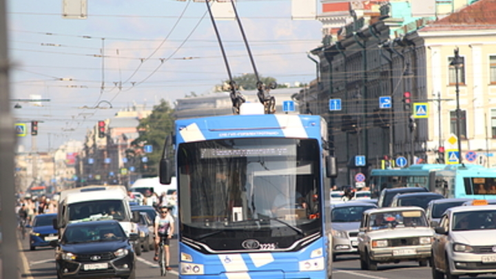 Новый троллейбус за 30 млн рублей пострадал от рук вандалов в Екатеринбурге
