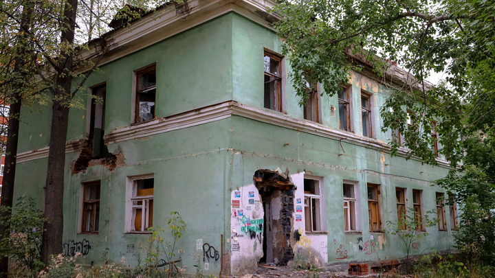 Многодетную семью во Владимире насильно переселили в барак с плесенью