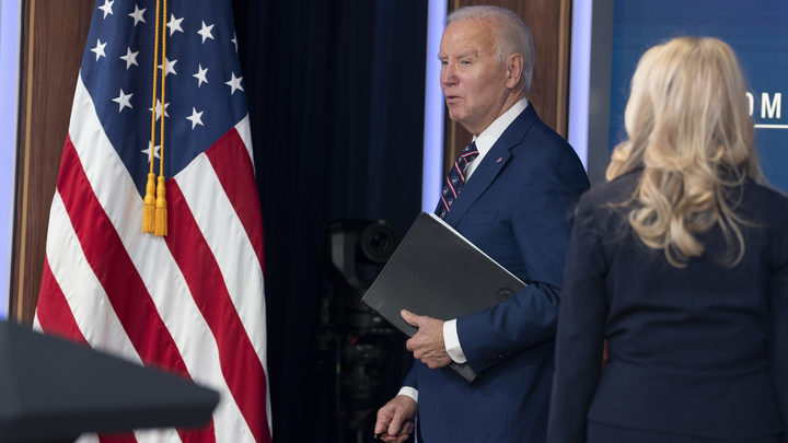 Байден спешно покинул сцену после ударов по военным базам США в Сирии