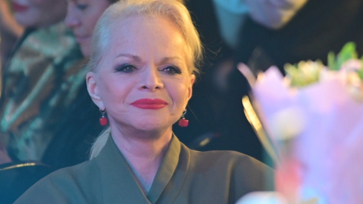 Мошенники должны будут вернуть обманутой Ларисе Долиной 69 миллионов рублей