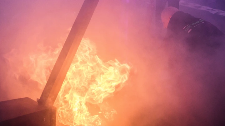 Огнедышащий дрон выжег защитный коридор ВСУ: эффектные кадры попали в Сеть